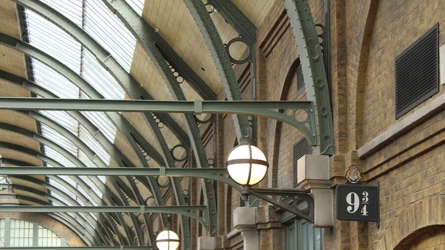 Harry Potter Private Tour of London in Spanish - King’s Cross and Platform 9¾, the classic photo with your scarf