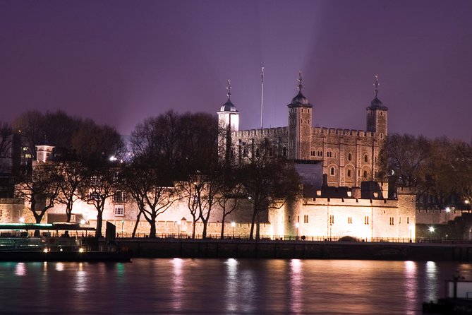 Highlights of Royal London Bike Tour with River Cruise Package - Crossing into Monument and Tower of London territory