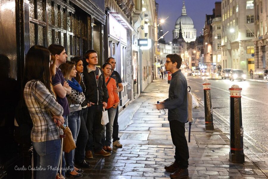 Historic pub tour with Brazilian guide (in Portuguese) - A Portuguese London pub crawl that feels like street history