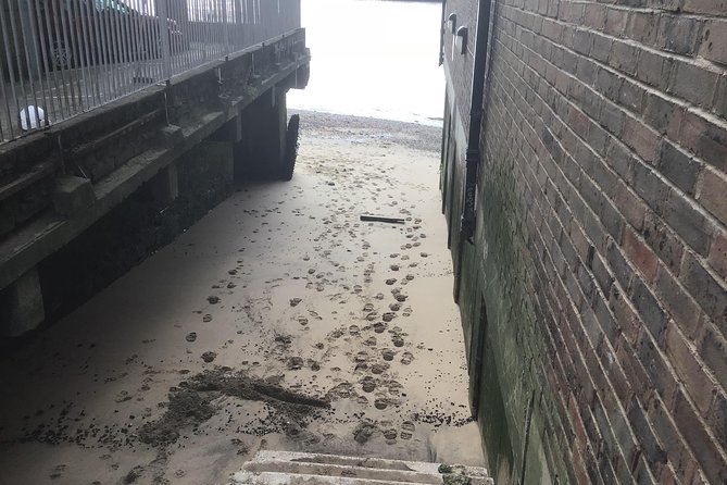 Historic walk of East Londons Wapping Docks and its famous Pubs - Marine policing, old courts, and William Peckover’s navigation feat