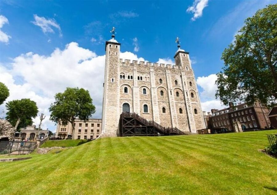 Hop on Hop off London Bus Tour & Tower of London - Included free walking tours: Tower Hill at 3:30pm and Buckingham Palace at 10am