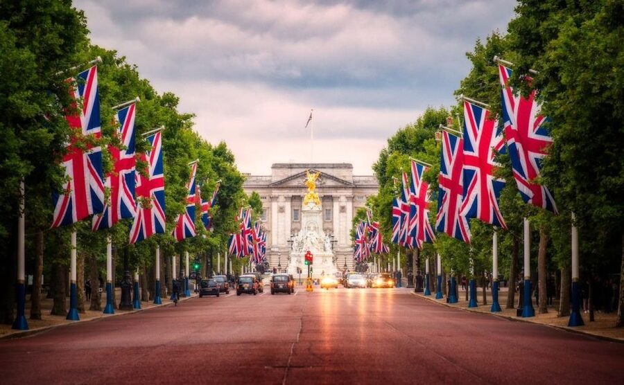 Iconic London Running Tour - Starting at Nelson’s Column Lions: Your Meeting Point Plan