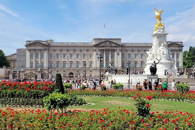 Inside Buckingham Palace State Rooms & Royal London Walking Tour - Getting your bearings at the Queen Victoria Memorial