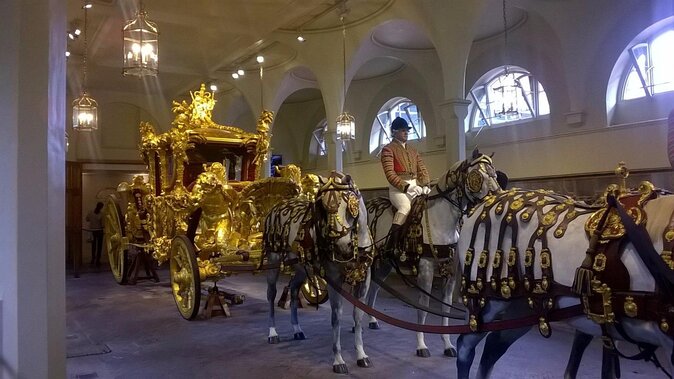 Inside Buckingham Palace State Rooms & Royal London Walking Tour - A guided stroll through Green Park, Clarence House, and St James’s Palace