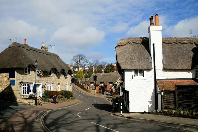 Isle of Wight Guided Day Tour from London - Shanklin Beach: sand time plus an old town wander