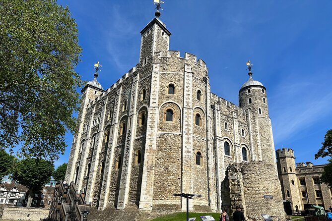 Kid-Friendly Private Tower of London Tour with Blue Badge Guide - Strollers, cobbles, and weather: what to pack for a smooth 3 hours