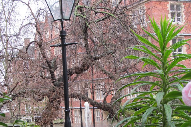 Law in London Private Tour - Inner Temple grounds and the Dickens fountain at Middle Temple