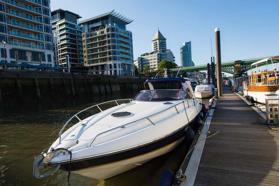 London: 2 hour private luxury yacht hire on the River Thames - London Eye and Cleopatra’s Needle, the photo-friendly central riverfront