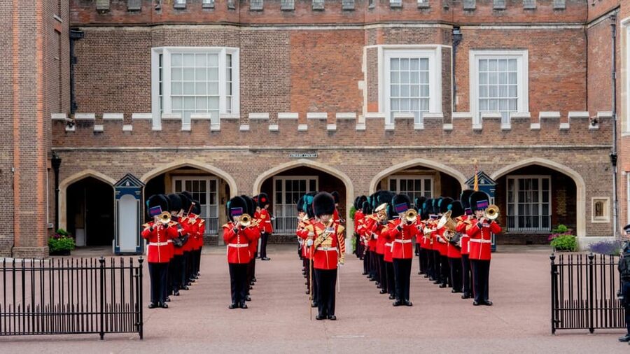 London: 24-Hour Hop-On Hop-Off Bus Pass - Park and Palace Tour: Hyde Park gardens, Kensington, Notting Hill, and Oxford Street
