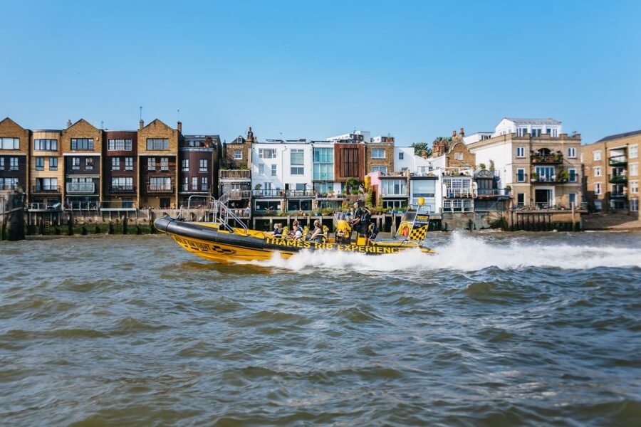 London: 45-Minute Speedboat Sightseeing Tour - Crew and live commentary: how it stays fun and readable