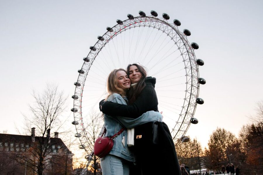 London: A Unique Photoshoot Experience at Famous Sites - Digital photos in 48 hours, plus easy sharing to Instagram