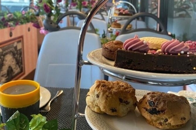London Afternoon Tea Bus with Panoramic Tour - Service quality: friendly hosts and a decorated bus vibe