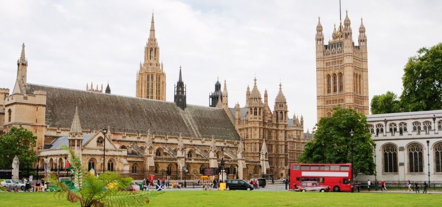 London: App-Based Walking Tour with 30 Stops - Westminster Bridge and Big Ben: power, crowds, and timing your photos