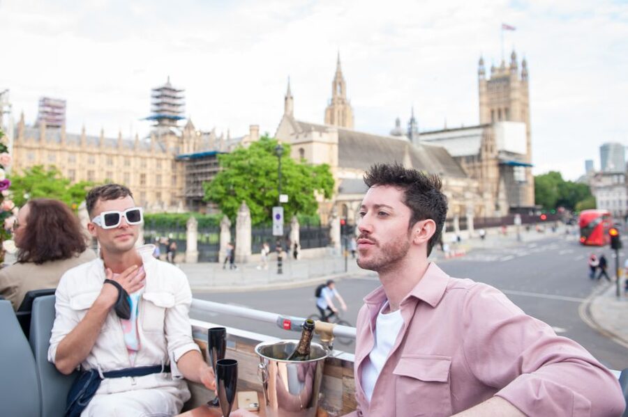 London: Bar Bus Tour by Tootbus - Drinks, Music, and the Chill Atmosphere on Board