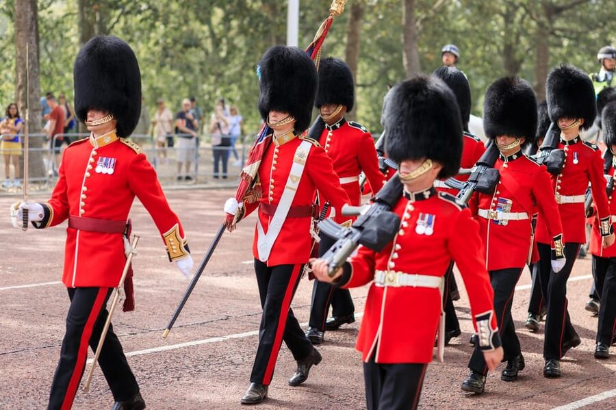 London: Big Ben, Churchill War Rooms & Buck'ham Palace Tour - 10 Downing Street and Parliament Square, Getting the Right Views at the Right Moments