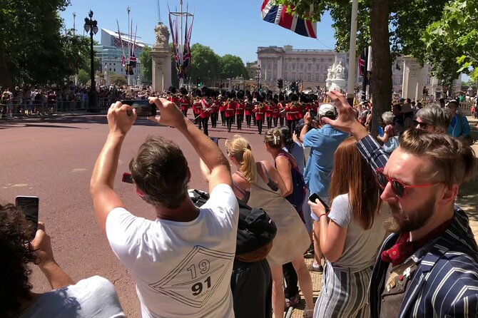London Bike Tour: Landmarks, Secret Gems, Pub Stop & Street Art - Banksy Tunnel: the legal graffiti zone and your spray-paint time