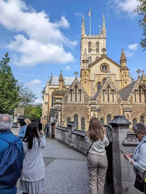 London: Borough Market Food Tour with Local Guide - The Great Fire monument stop and the walk into the City