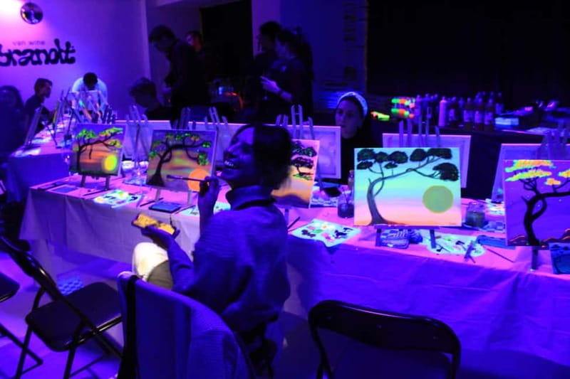 London: Bottomless Sip & Paint in the Dark - What to expect in the room: music, energy, and neon paint