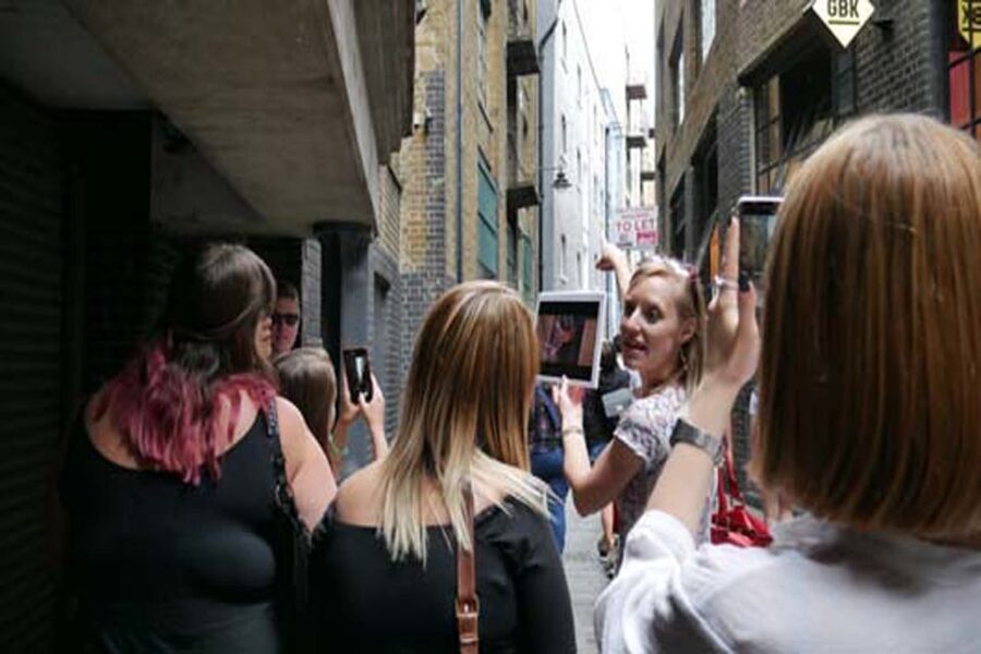 London: Bridget Jones 2–Hour Walking Tour - Apartment door for your Bridget Jones photo moment