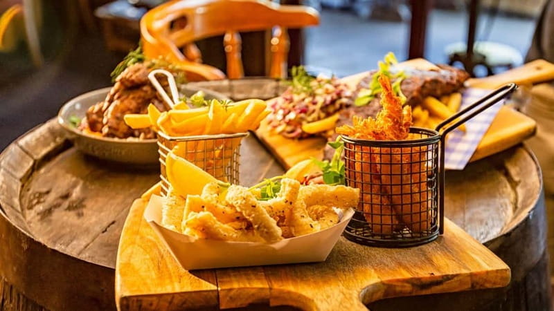 London: British Food Treasure Hunt With Gourmaze - Phone clues on the move: how the game portion feels in real life