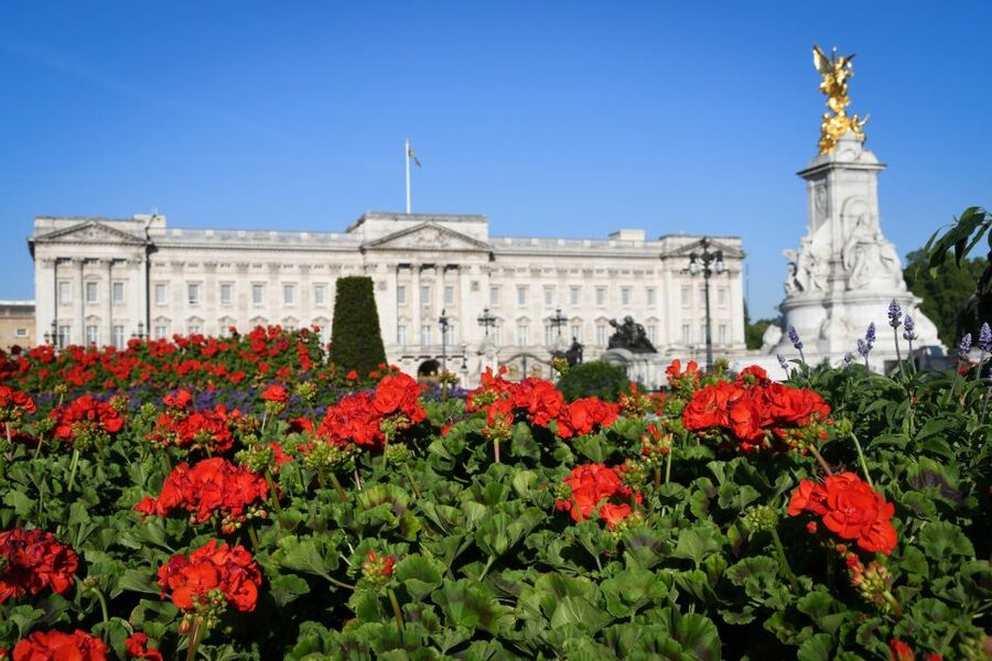 London: British Royalty Walking Tour - Getting Started at The Ritz, Then Into Green Park