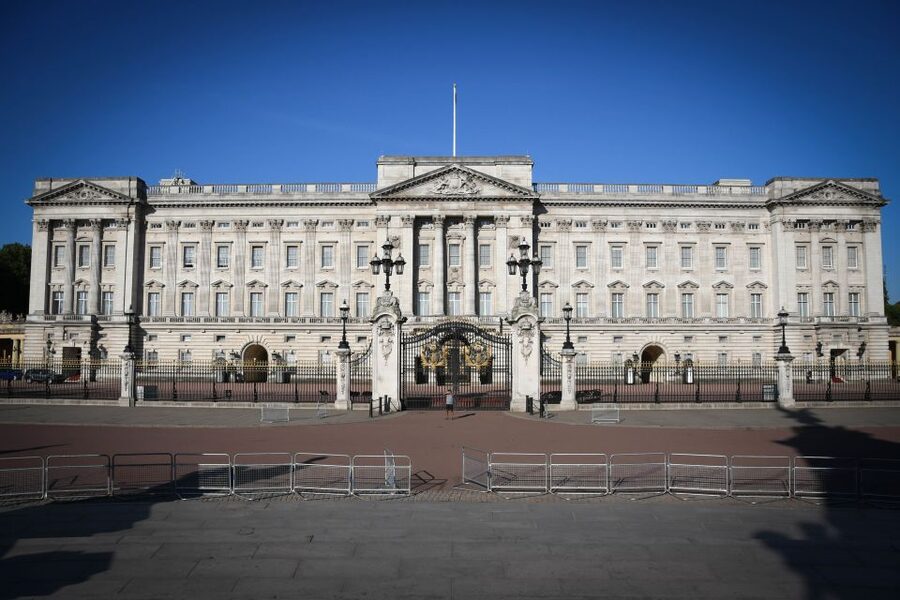 London: British Royalty Walking Tour - Downing Street and Whitehall Views: Where Democracy and Royal Power Meet