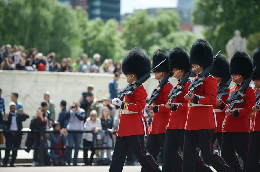 London: Buckingham Palace and Changing of the Guards Tour - What the guide actually does for you