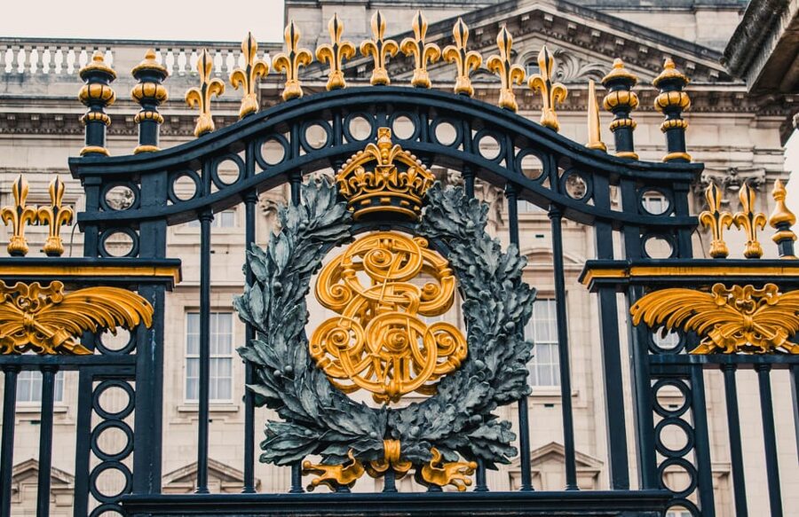 London: Buckingham Palace and Changing of the Guards Tour - Getting a good viewing spot when crowds tighten up
