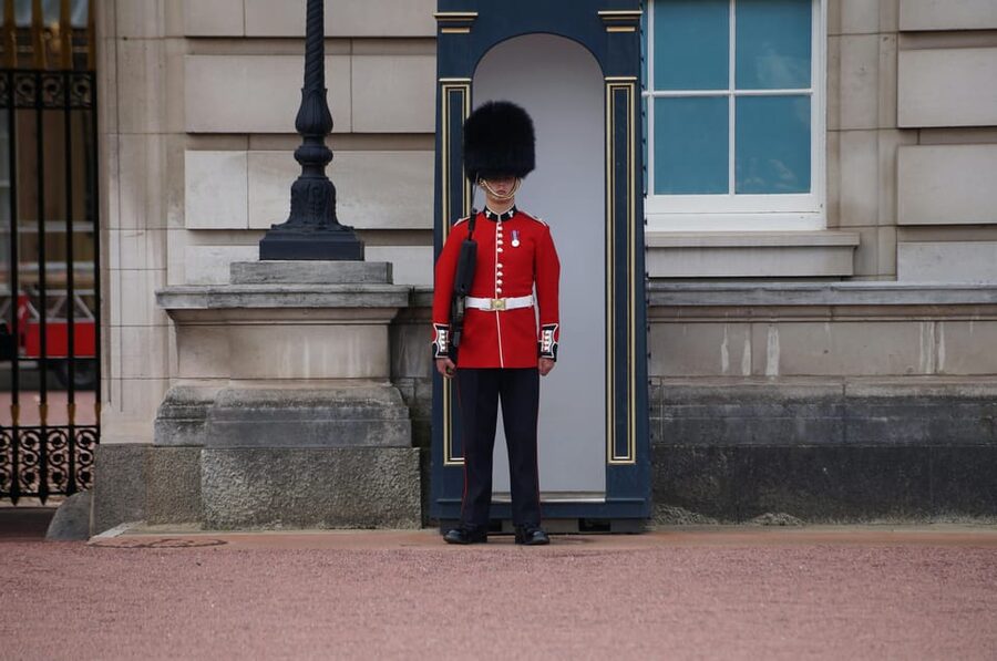 London: Buckingham Palace and Changing of the Guards Tour - What you will not get, and how to plan around it