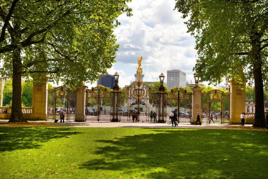 London: Buckingham Palace & Changing of the Guard Experience - Meeting at Diana in Green Park, then heading to Buckingham Palace