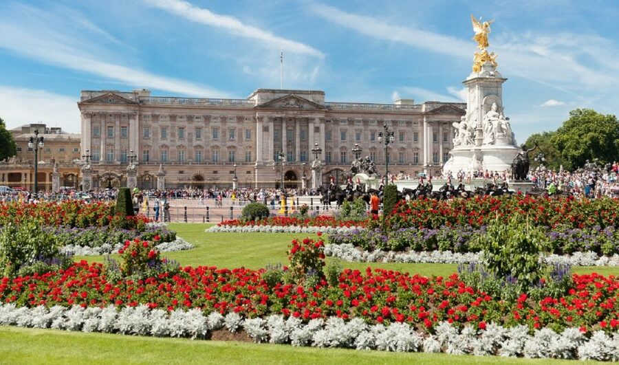 London: Buckingham Palace Entry Ticket & Royal Walking Tour - Inside the State Apartments: porcelain, furniture, and the ceremony objects