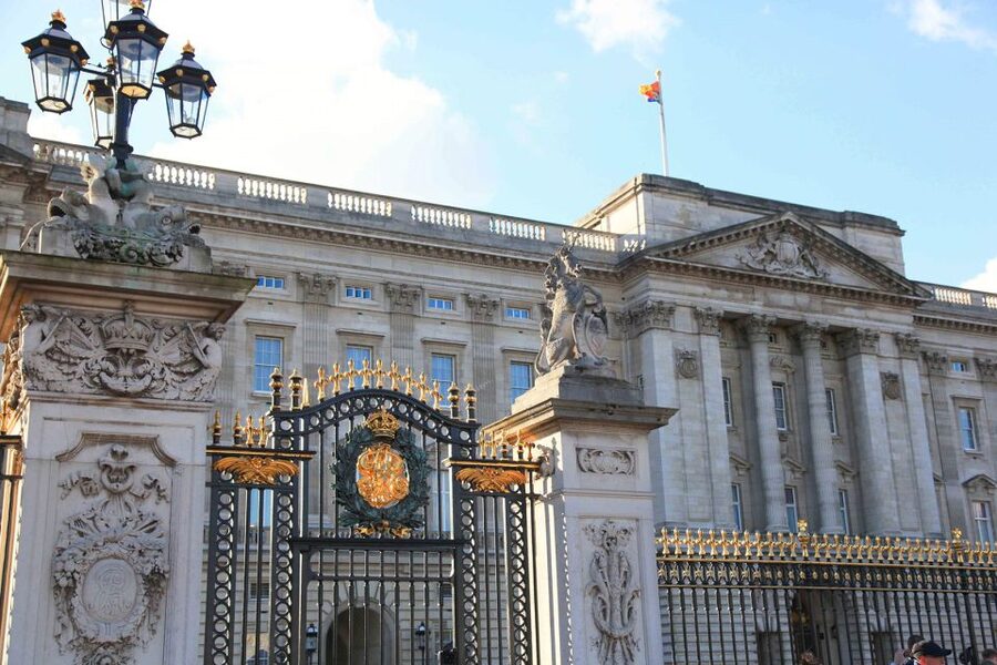 London: Buckingham Palace Entry Ticket & Royal Walking Tour - Meet at Duke of York Column, then get your bearings fast on the Mall