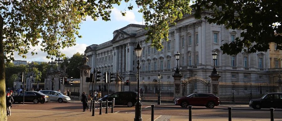 London: Buckingham Palace Walk & Tea at Kensington Palace - Buckingham Palace views and guard moments you can plan around