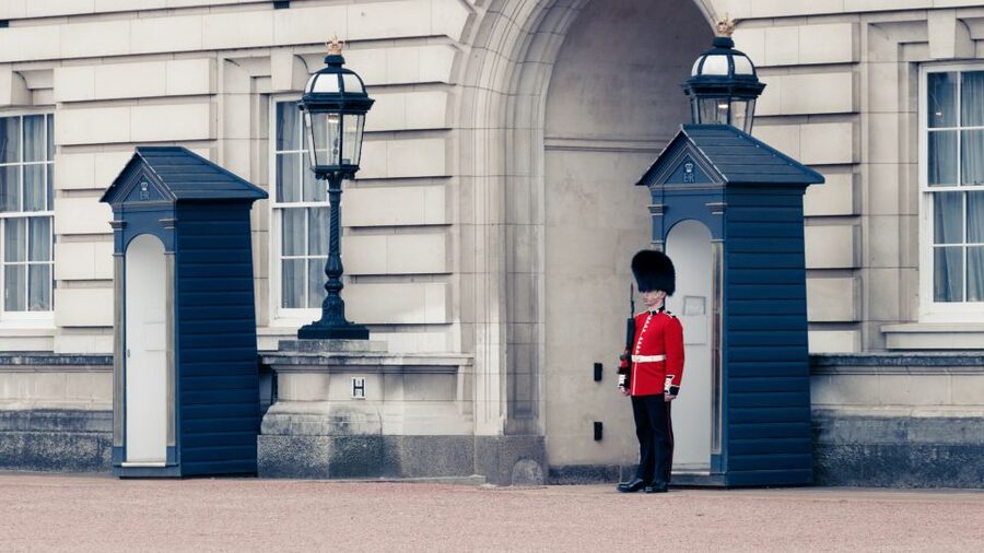 London: Buckingham Palace Walk & Tea at Kensington Palace - The red bus ride to the Royal Albert Hall area, and why it helps