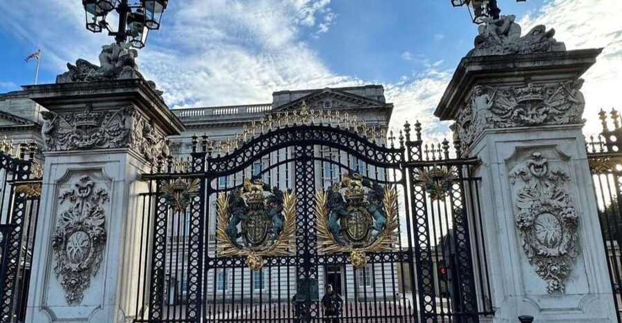 London: Buckingham Palace & Westminster Guided Walking Tour - Parliament Square to Westminster Abbey, Then Big Ben as the Grand Finish