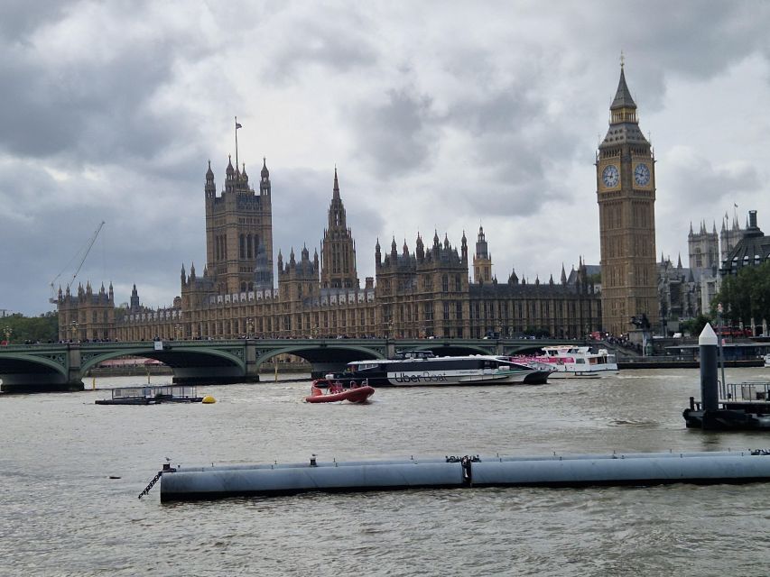 London by taxi: Highlights Tour in a real London Black Cab. - Languages and guide style: why it matters on a short tour