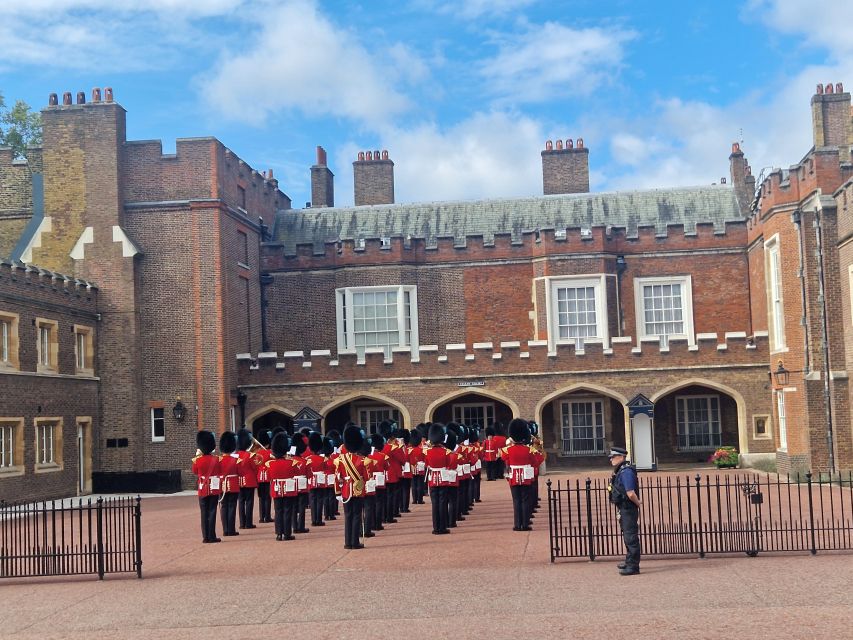 London by taxi: Highlights Tour in a real London Black Cab. - Royal London in a cab: Buckingham Palace, Hyde Park, and the big landmarks