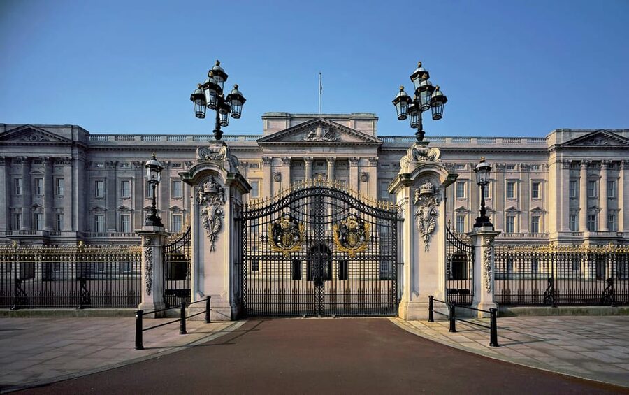London: Changing of the Guard and Royal Palaces Walking Tour - Buckingham Palace exterior views and the balcony moment
