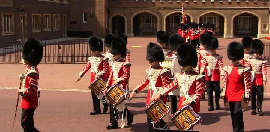 London: Changing of the Guard Guided Tour Experience - Green Park to St James’s Palace: walking into the official London