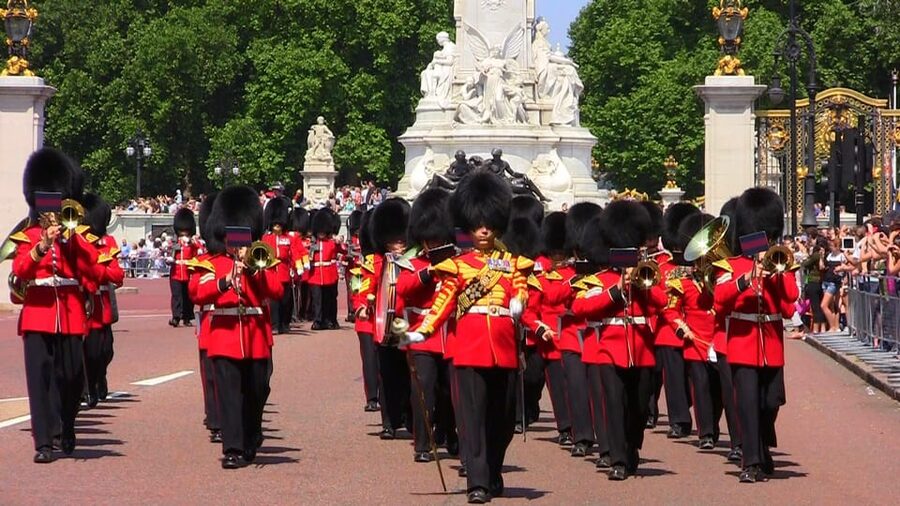 London: Changing of the Guard Guided Tour Experience - Clarence House: the calmer palace stop with strong context