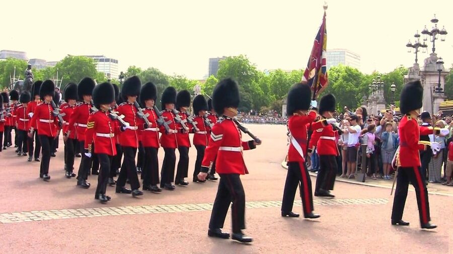London: Changing of the Guard Guided Tour Experience - Horse Guards Parade and the Westminster finale