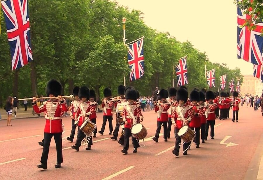 London: Changing of the Guard Guided Tour Experience - Meeting at Green Park and getting oriented quickly