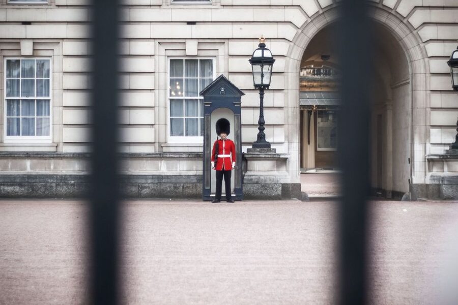 London: Changing of the Guard Private Group or Family Tour - Getting positioned: why private beats wandering for 2 hours
