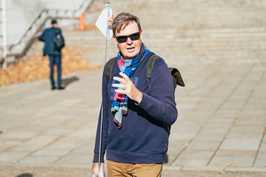 London: Changing of The Guard Tour - How the tour keeps you from getting stuck behind strangers