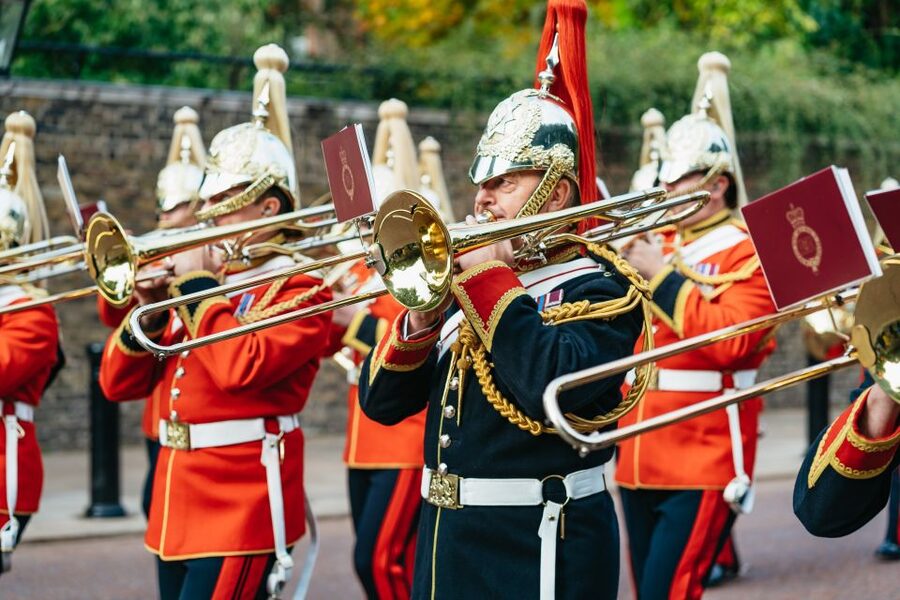 London: Changing of The Guard Tour - George VI and Queen Elizabeth Memorial: a quick history lesson you can stand on