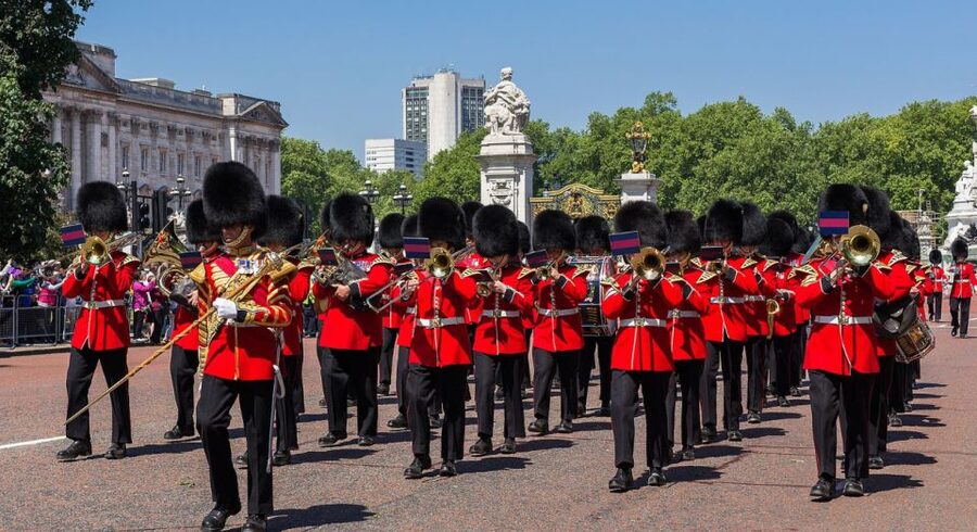 London: Changing of the Guard Tour at Buckingham Palace - St James’s Palace and Clarence House, why the route makes sense