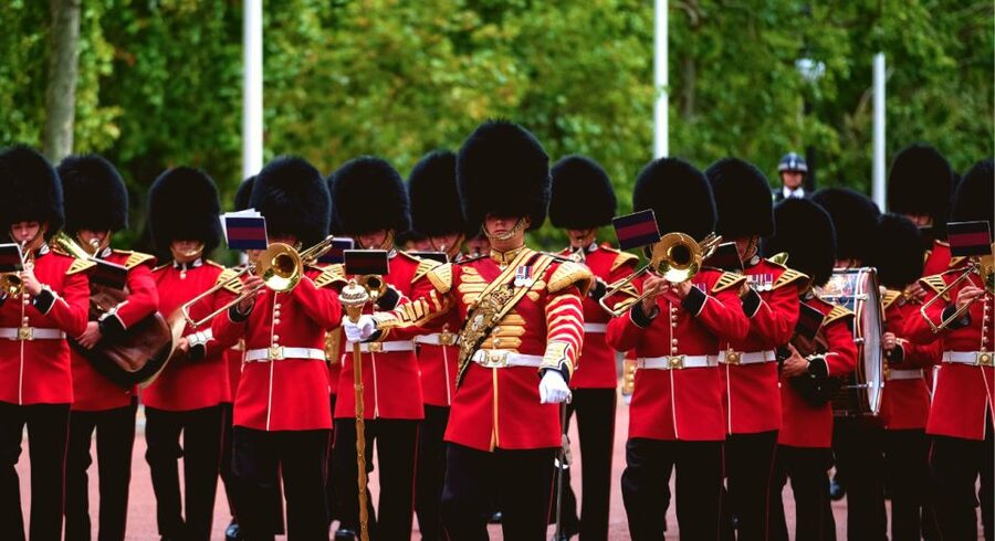 London: Changing of the Guard Tour at Buckingham Palace - Practical tips so you actually see the show and get good photos