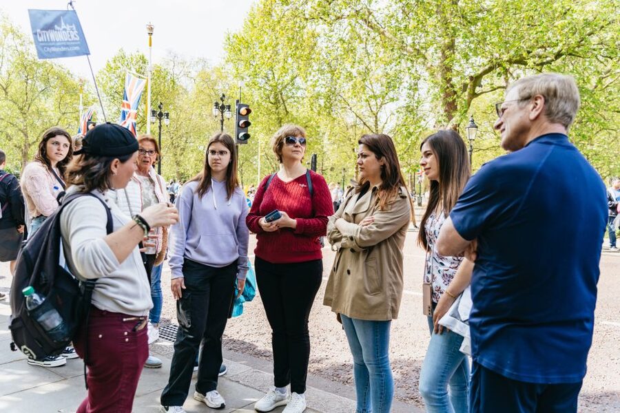 London: Changing of the Guard Tour by Buckingham Palace - Headsets and Guide Commentary: The Small Gear That Makes a Big Difference