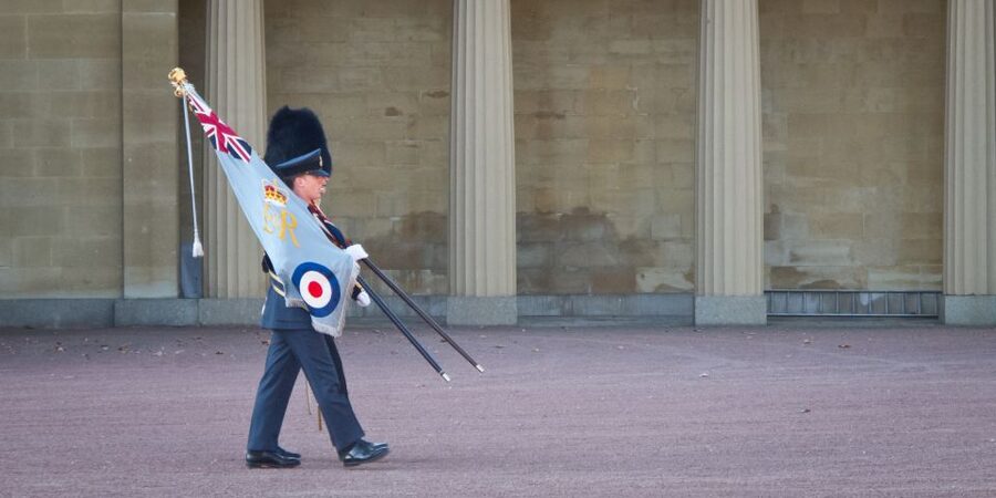 London Changing of the Guard Tour - Front Row 12 guests 2,5h - Along the Mall to Buckingham Palace, watching the switch happen
