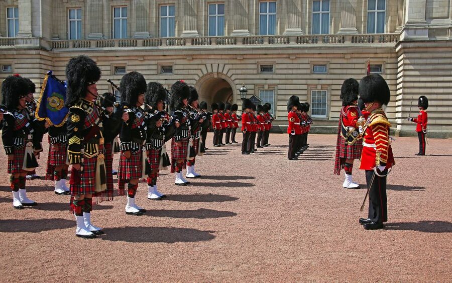 London Changing of the Guard Tour - Front Row 12 guests 2,5h - The follow-through to Wellington Barracks, seeing what most people miss